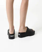 Suecos de goma color negro, con plataforma de 4,5 cm.