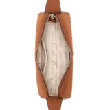 Cartera tipo baguette de la marca Guess, color marrón, con estructura firme, cierre superior y correa ajustable. Presenta herrajes dorados, logo frontal y un charm decorativo en forma de corazón.