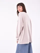 Buzo de punto color marrón claro, de corte holgado y mangas largas.