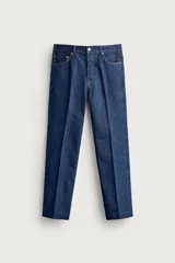 Jeans de denim azul oscuro sin lavados, corte recto con raya frontal planchada, tiro medio, cinco bolsillos y cierre frontal de botonadura. Colección especial Aaron Levine x Zara.
