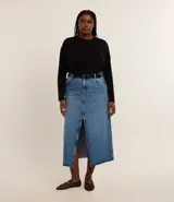 Blusa de manga larga confeccionada en tejido rib, con cuello redondo y diseño ajustado al cuerpo.