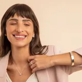 Anillo de plata 925 con diseño texturizado en relieve de estilo croissant.