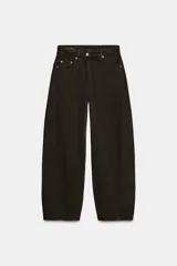 Jeans de tiro medio con corte balloon y largo tobillero. Presenta diseño de cinco bolsillos, cintura con trabillas y cierre frontal con cremallera y botón metálico.