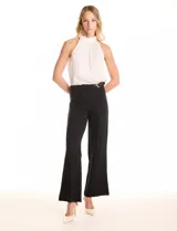 Pantalón wide leg negro de cintura alta con pretina prolongada que cierra con hebilla metálica en el lateral. Presenta una costura vertical frontal y pinzas de entalle en la parte posterior.