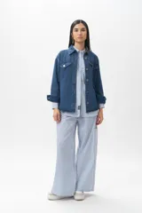 Pantalón pijama de algodón a rayas verticales, corte ancho y seis bolsillos.