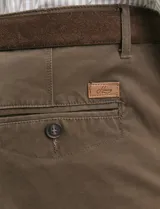 Pantalon de corte clasico confeccionado en algodon sarga con elastano. Presenta bolsillos delanteros inclinados y bolsillos traseros de ribete con boton.