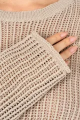 Suéter de punto calado en color gris claro, con diseño de tejido trenzado, cuello redondo, mangas largas y silueta corta y holgada.