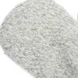 Guantes tipo mitón de tejido de punto jaspeado en color gris, con puños de piel sintética suave.