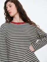 Remera de dormir de corte oversize con estampado de rayas horizontales, confeccionada en algodón con elastano. Presenta cuello redondo en rib de color rojo contrastante y mangas largas.