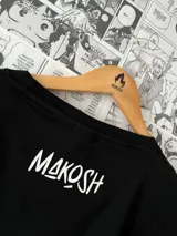 Remera negra de algodón con estampado de Kuromi, personaje de Sanrio, en el frente.