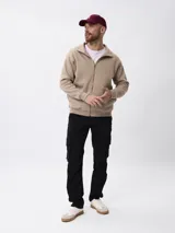 Pantalon cargo de gabardina color negro, con corte regular fit, tiro medio, cierre de boton y cremallera, y bolsillos laterales tipo cargo.