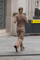 Pantalón tipo palazzo de tiro alto con cintura elástica y costura central marcada en el frente. Confeccionado en tejido de algodón suave.