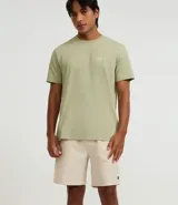 Bermuda de sarga con estampa rayada en color gris, de corte recto y largo por encima de la rodilla. Posee cintura elástica ajustable mediante cordón blanco y bolsillos laterales.