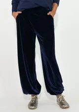 Pantalon de terciopelo negro de corte holgado y tiro alto, con bolsillos laterales.