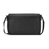 Cartera tipo bandolera Guess modelo Viviette, color negro con estampado de monograma en relieve. Presenta solapa frontal con logo triangular metálico y correa de cinta ajustable con herrajes plateados.