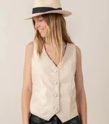 Chaleco sastrero color visón confeccionado en cuero ovino italiano, con botones forrados en cuero y lazo ajustable en la espalda.