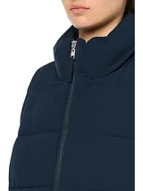 Chaleco acolchado azul marino con cuello alto y cierre frontal con cremallera. Tiene dos bolsillos laterales y está confeccionado en poliéster.