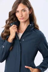 Campera de neopreno en color blanco hueso, con cierre frontal y botones a presión. Presenta cuello alto, mangas largas y bolsillos laterales. Diseño funcional y versátil para uso diario.