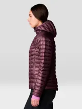 Campera puffer ultraligera de Mountain Hardwear, modelo Ghost Whisperer, en color bordó. Presenta diseño acolchado con costuras horizontales, cierre frontal completo, capucha integrada y bolsillos laterales con cierre. Incluye puños con ajuste elástico y aislamiento térmico de alta calidad.
