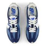 Championes New Balance 327 de hombre, con capellada de cuero y nylon en tonos azul y gris, con logo "N" blanco de gran tamaño en el lateral y suela con relieve inspirada en el trail.