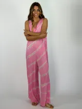 Mono largo de corte holgado con escote en V y sin mangas, confeccionado en rayón con estampado de rayas diagonales en tonos rosado y beige.