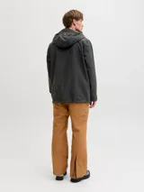Campera anorak técnica de Jack & Jones, diseñada para ski, en color negro. Presenta cierre frontal parcial, capucha ajustable con cordones, puños con ajuste de velcro y detalles gráficos estampados en el pecho. Confeccionada en tejido impermeable y cortaviento con forro interior para mayor abrigo.