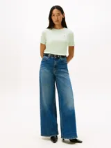 Remera de corte slim color verde claro, de cuello redondo y manga corta. Presenta logo de la marca bordado en el pecho.