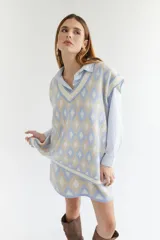 Minifalda de lana con estampado de rombos en tonos beige, gris y negro.