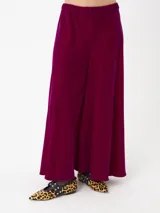Pantalón extra wide color borgoña de terciopelo, con pretina elastizada y silueta oversized.