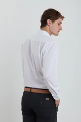 Camisa de vestir blanca, de corte clásico, con cuello italiano y mangas largas.