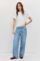 Pantalón de jean de corte regular y pierna ancha, en color celeste con lavado clásico, tiro medio y diseño de cinco bolsillos.