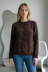 Sweater de tejido de punto chenille color beige, con cuello redondo y diseño de patrón en zigzag vertical en el centro. Presenta puños y ruedo acanalados.
