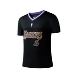 Remera de básquet negra con cuello en V y ribete a rayas moradas y blancas. Estampado frontal con el nombre "Lakers" en letras doradas con borde morado y el logo del equipo.