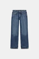 Jeans tiro bajo con pernera recta y cinco bolsillos, confeccionados en denim azul con efecto deslavado. Cierre frontal con cremallera y botón metálico.