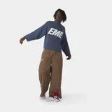 Sweater de punto color azul marino, con cuello redondo, mangas largas anchas y corte holgado. Presenta el logo "EME" bordado en blanco en el pecho.