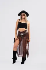 Pollera midi de tul color bordó con transparencias, diseño de volados asimétricos y culotte incorporado.