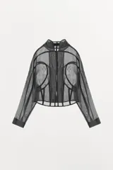 Corset tipo bomber de la colección Zara Woman, confeccionado en hilatura con mezcla de viscosa transparente, con cuello subido, manga larga y varillas interiores que definen la estructura. Cuenta con cierre frontal mediante ganchos metálicos.