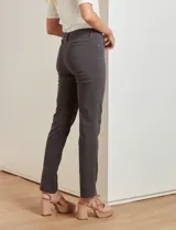 Pantalón recto color verde oliva, marca Zac & Rachel, modelo slim. Tiene pretina con pasadores, botón y cierre. Incluye tres bolsillos delanteros y dos bolsillos ojal en la parte trasera.