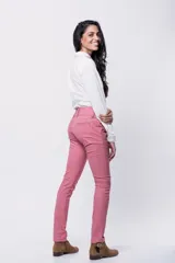 Pantalón de gabardina azul marino, de corte skinny y tiro medio, con bolsillos laterales y trabillas para cinturón.