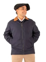 Campera color beige de gabardina 100% algodón, con cuello marrón de pana, cierre metálico reforzado, bolsillos internos y externos, forro de paño, puños y cintura ajustables.