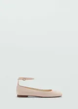 Zapato tipo bailarina con pulsera al tobillo y cierre de hebilla metálica. Presenta un acabado efecto charol y punta redondeada.