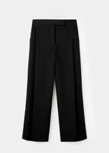 Pantalón de vestir negro de pernera ancha y tiro medio, con bolsillos laterales.