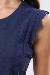 Musculosa de algodón color azul con detalles de broderie calado en los hombros, de cuello redondo y corte clásico.