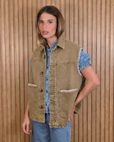 Chaleco de denim color verde militar, con cierre frontal de botones, bolsillos aplicados con detalles de costuras blancas a contratono y cuello camisero.