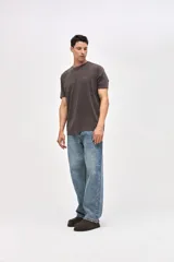 Remera de manga corta con calce relajado, confeccionada en algodón lavado con textura suave. Presenta un diseño con arte estampado en el pecho y en la espalda.