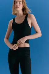 Top deportivo de escote en U, confeccionado en lycra con textura tipo neoprene. Presenta un isologo bordado en el frente y un diseño ajustado al cuerpo.