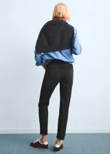 Jeans mom-fit de tiro alto con diseño crop, estilo de cinco bolsillos, cierre frontal de cremallera y botón, confeccionados en tejido confort con elasticidad.