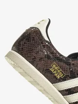Zapatillas Adidas Japan W con estampado de piel de serpiente en tonos marrones y beige. Presentan las tres rayas laterales en color blanco, cordones blancos y suela de goma color crema.