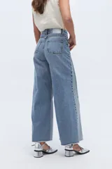 Jean wide leg de diseño bicolor y corte holgado de pierna ancha con tiro alto, confeccionado en denim de algodón con contraste de tonos.