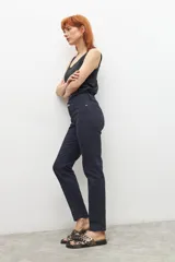 Pantalón de mezclilla de corte slim fit, color azul marino oscuro, con tiro medio y cierre de botones.